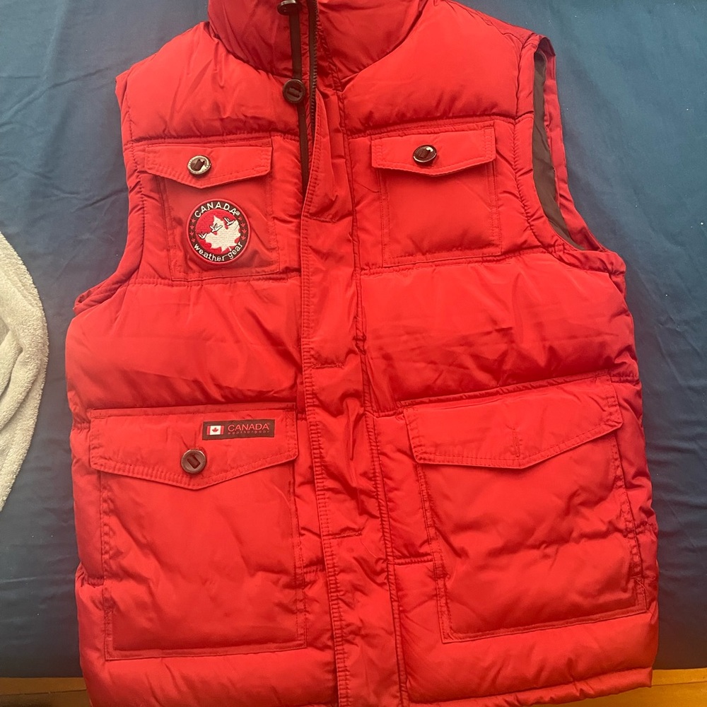Canada Weathergear Men’s Puffer 4-pocket vest. Medium-large fit. Red